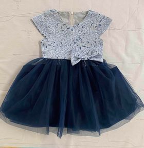 Детска официална рокля „Рози с панделка“ – тъмносиня 